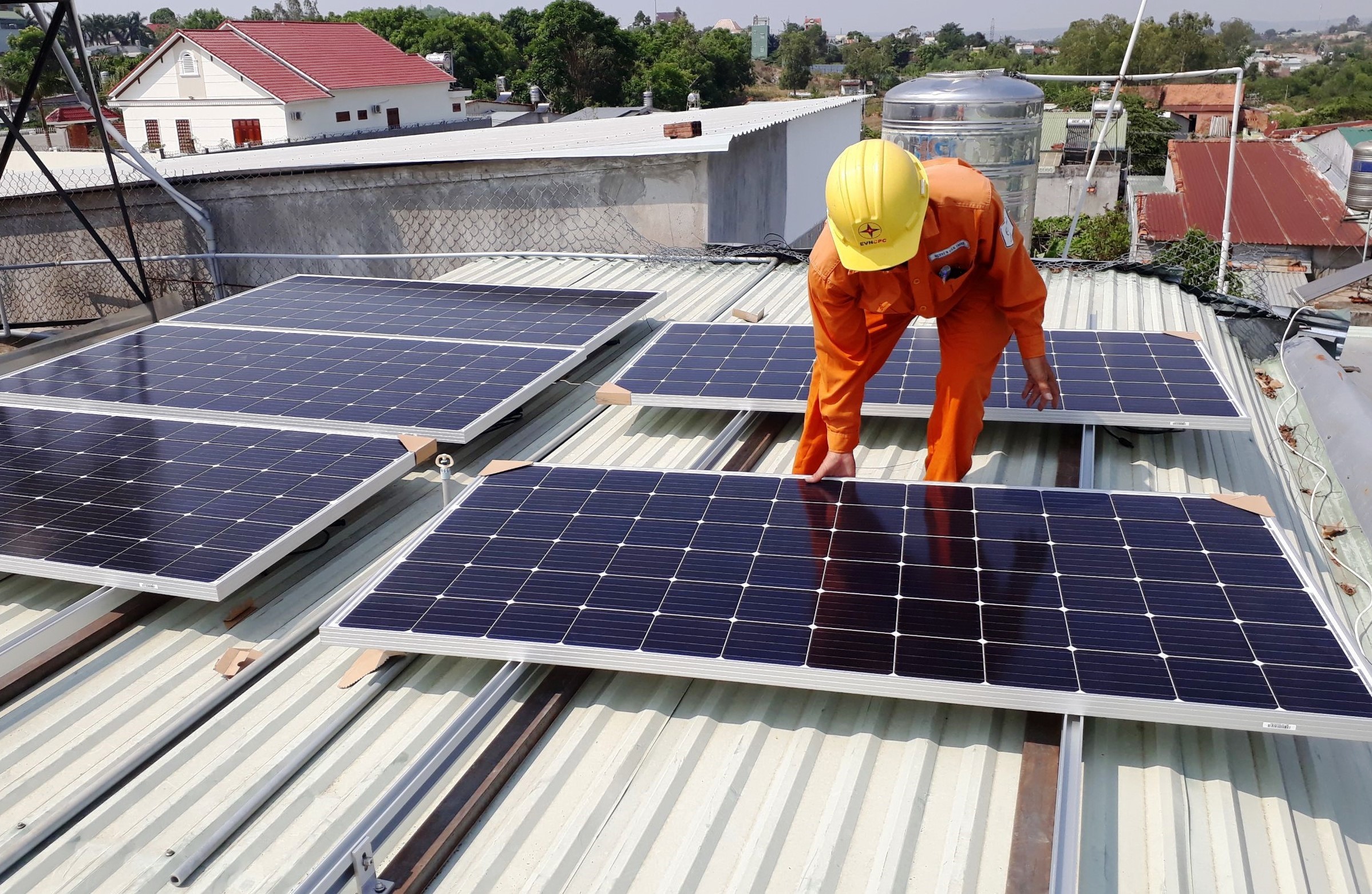 Khuyến khích điện mặt trời mái nhà lắp đặt tại nhà ở, cơ quan công sở để tự sử dụng