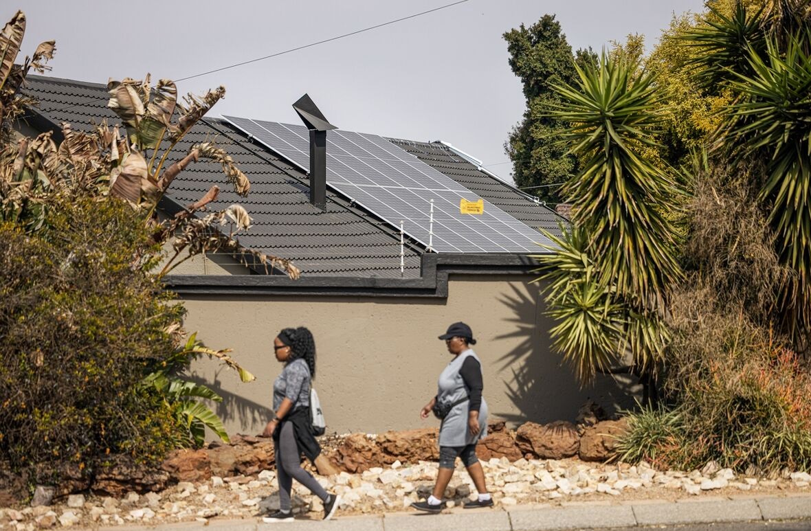 Bị cắt điện triền miên, người dân Nam Phi chuyển sang điện mặt trời áp mái