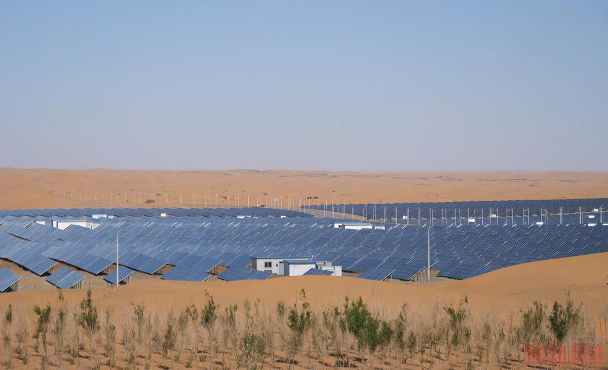 Trung Quốc phát triển điện mặt trời trên sa mạc