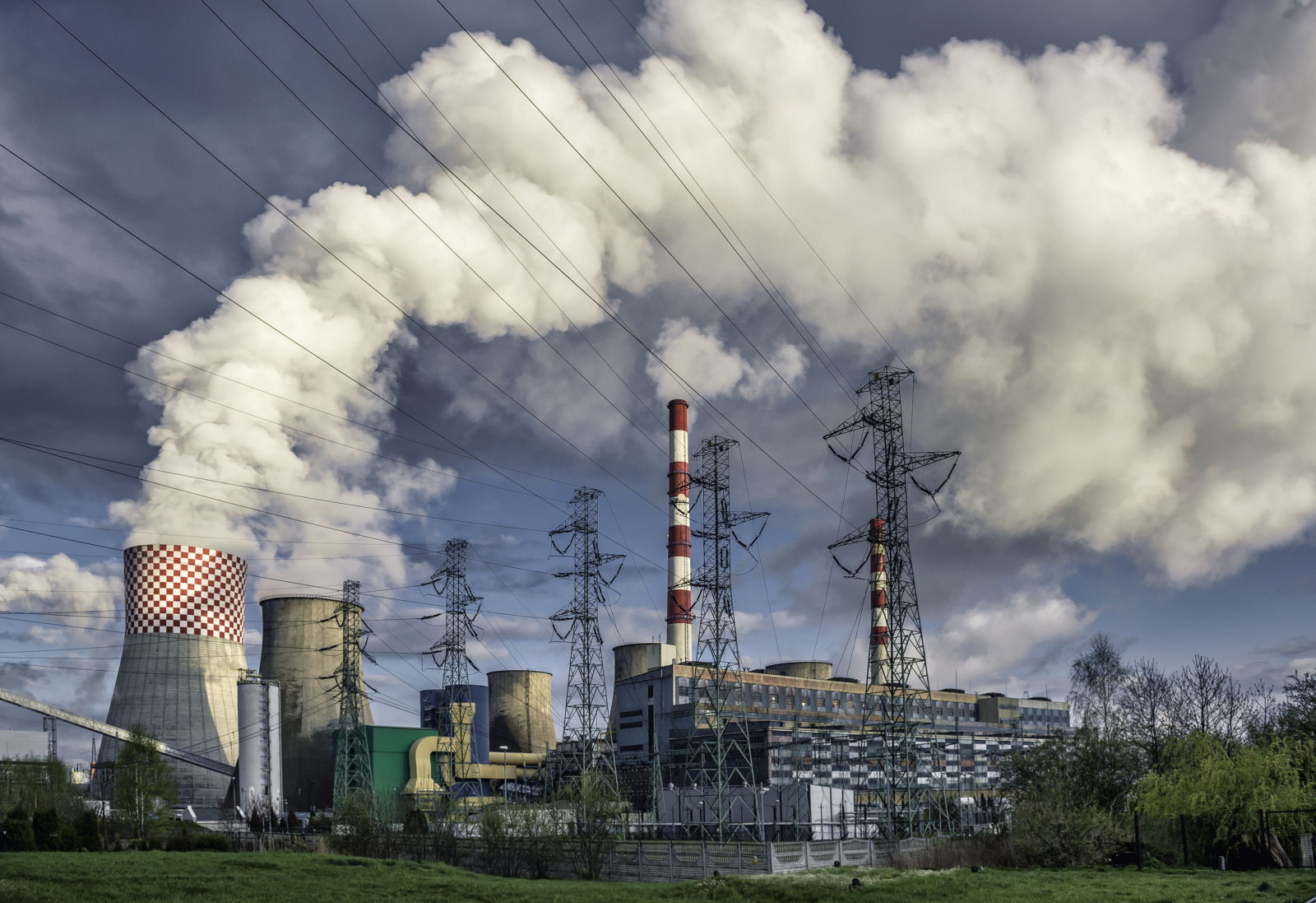 Lượng khí thải carbon toàn cầu tăng mạnh trở lại gần mức trước đại dịch