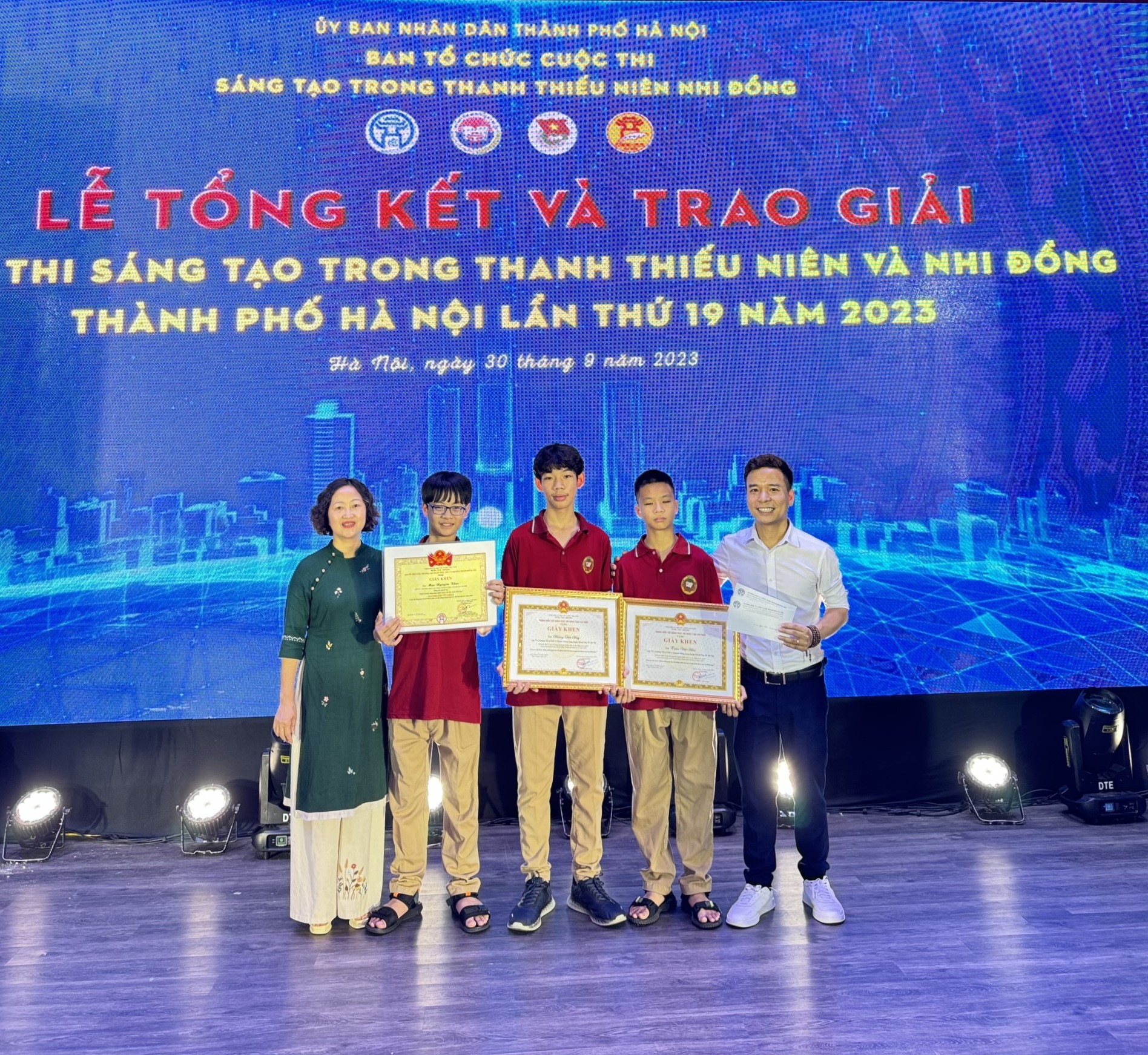Học sinh Victoria Thăng Long “tỏa sáng” tại cuộc thi Sáng tạo trong thanh thiếu niên, nhi đồng Hà Nội 2023