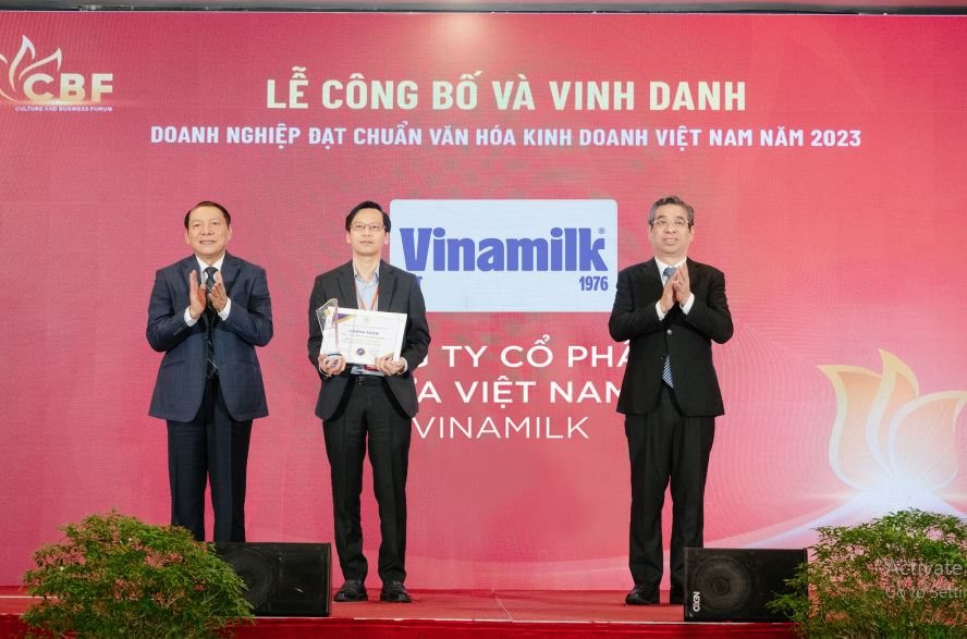 Vinamilk được vinh danh “Doanh nghiệp đạt chuẩn văn hóa kinh doanh Việt Nam”