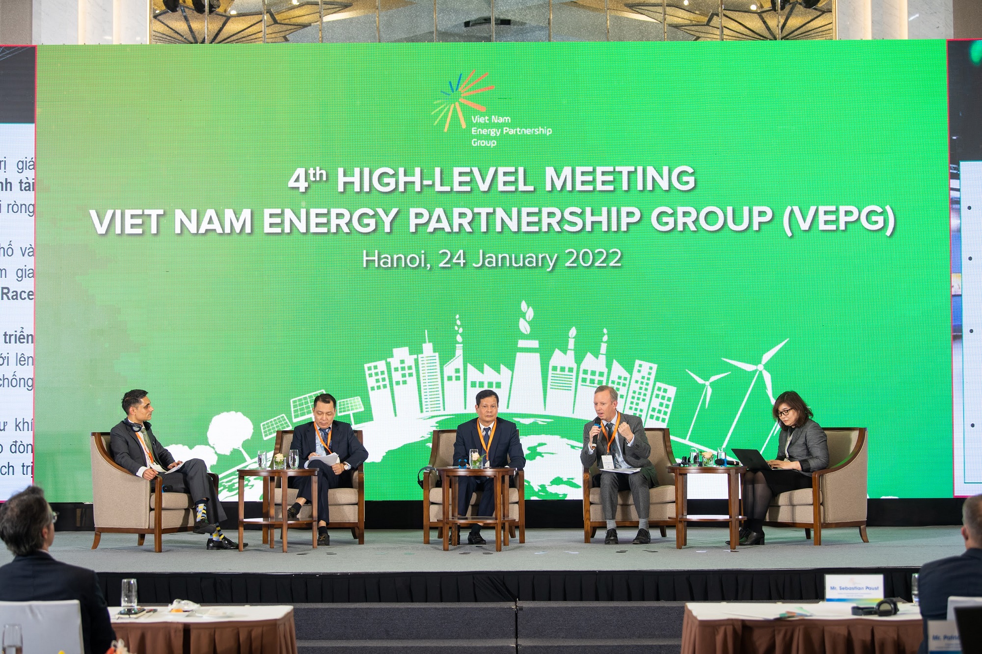 Thực hiện chuyển dịch năng lượng bền vững tại Việt Nam