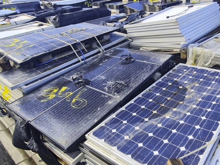 Úc đối mặt với nguy cơ “chìm trong” rác thải từ pin năng lượng mặt trời