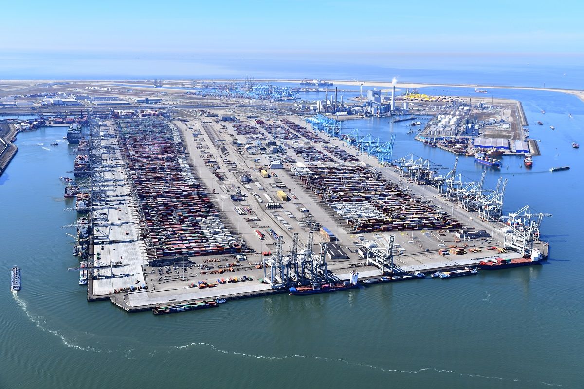 Lượng than đá và LNG qua cảng Rotterdam tăng mạnh trong nửa đầu năm 2022