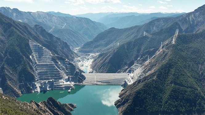 Trung Quốc xây dựng cụm nhà máy quang điện – thủy điện lớn nhất thế giới