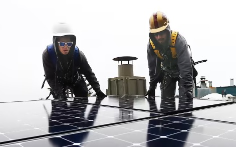 Giá điện đắt đỏ đi kèm mất điện, người dân Mỹ đổ xô lắp đặt loại năng lượng sạch này