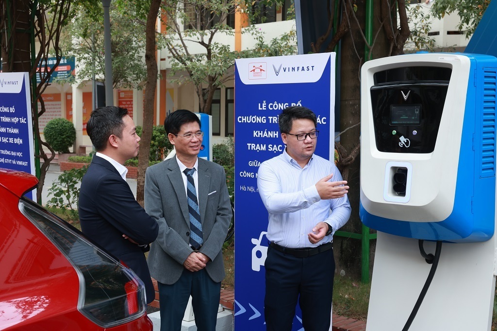 Trường đại học công lập đầu tiên tại Hà Nội lắp đặt trạm sạc ôtô điện