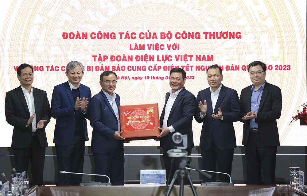 Bộ trưởng Bộ Công Thương Nguyễn Hồng Diên kiểm tra công tác cung ứng điện phục vụ Tết