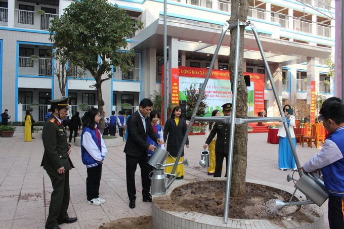Trồng cây đầu năm giáo dục ý nghĩa "Tết trồng cây" cho học sinh Hà Nội