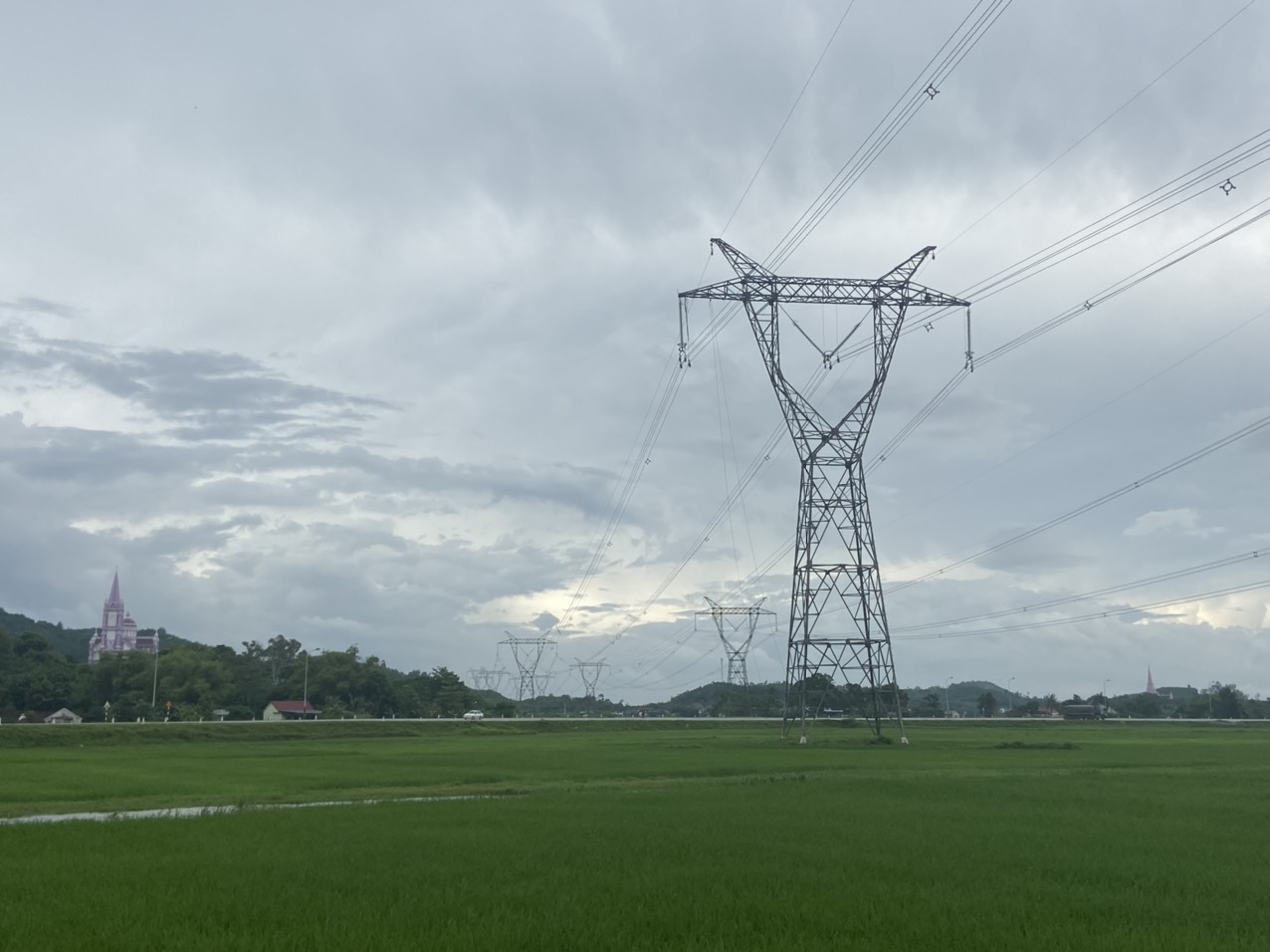 Hoàn thành đường dây 500kV đấu nối NMNĐ BOT Nghi Sơn 2 vào hệ thống điện quốc gia