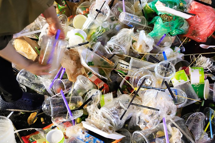 Để rác thải nhựa sống thêm ít nhất một vòng đời rực rỡ và có ích