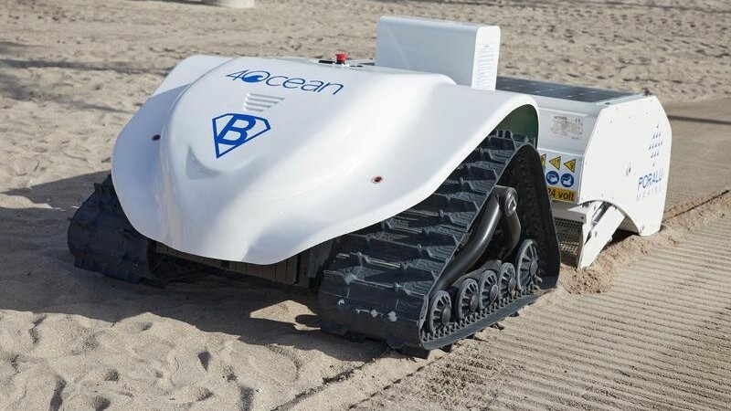 Robot chạy bằng năng lượng mặt trời dọn rác bãi biển