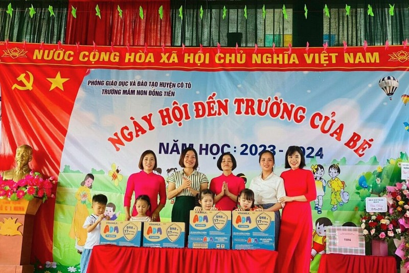 Quỹ sữa Vươn cao Việt Nam và Vinamilk trao sữa đến trẻ em nhân dịp năm học mới